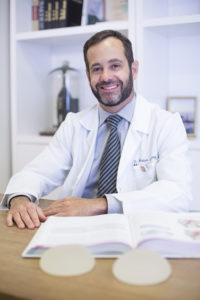 cirurgião plástico Dr. Gustavo Alvarez