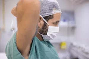 Vídeo cirurgião plástico especialista em face e lifting facial Deep Plane Dr. Gustavo Alvarez