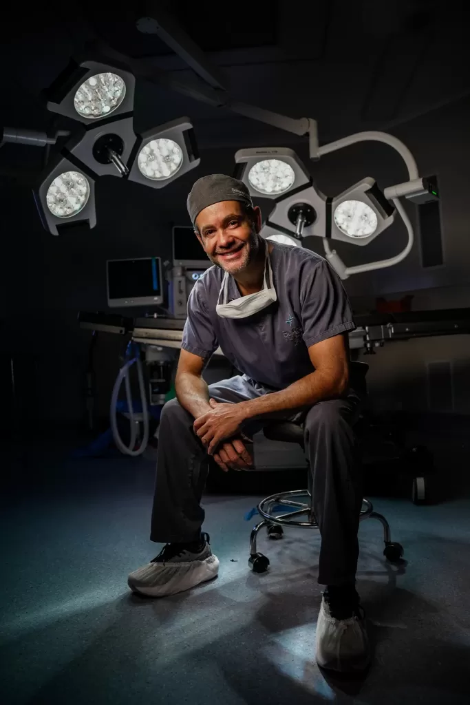 Dr. Gustavo Alvarez, cirurgião plástico especialista em face e referência em Lifting Facial Deep Plane no Brasil.”