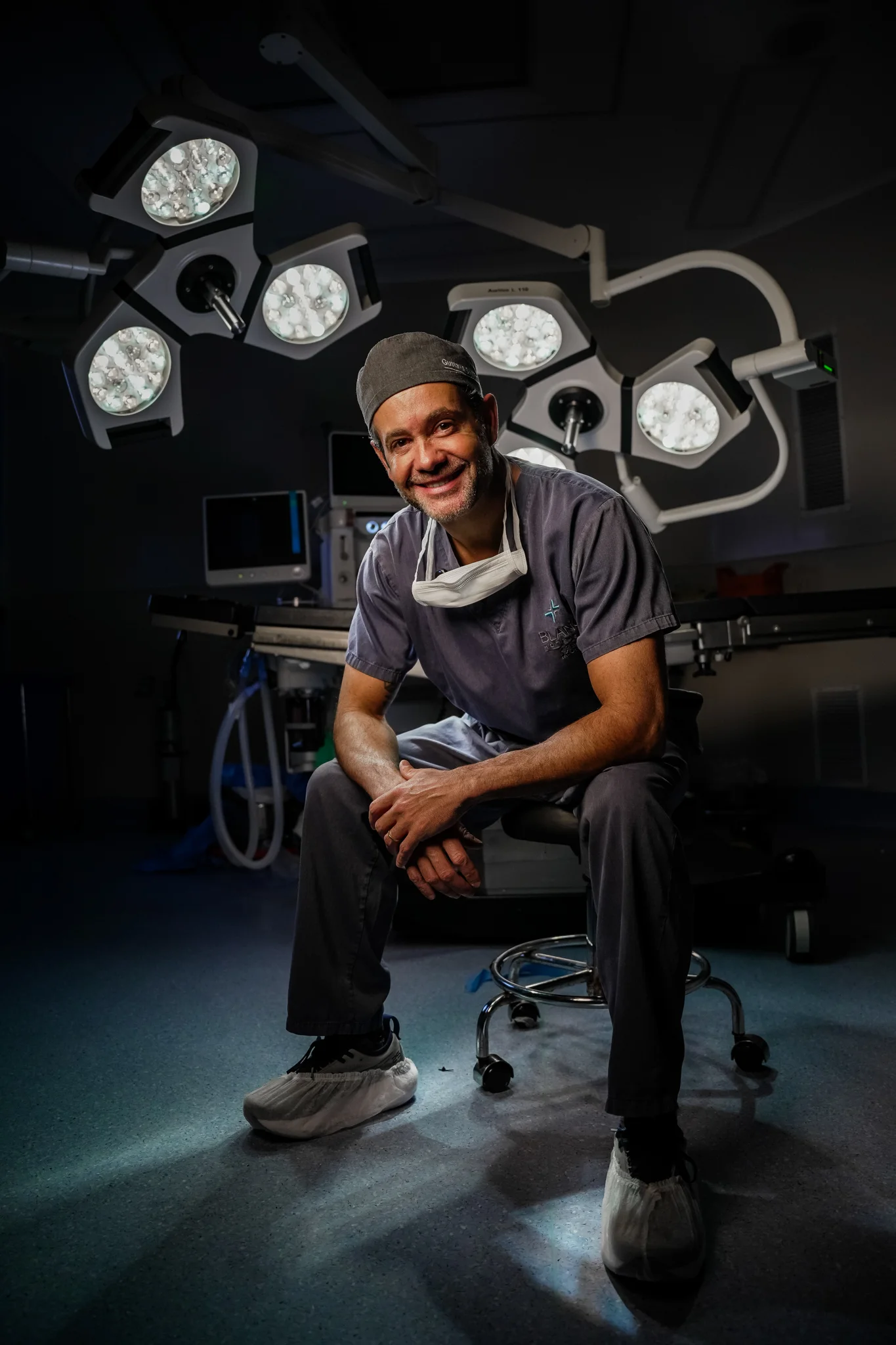 Dr. Gustavo Alvarez, cirurgião plástico especialista em face e referência em Lifting Facial Deep Plane no Brasil.”